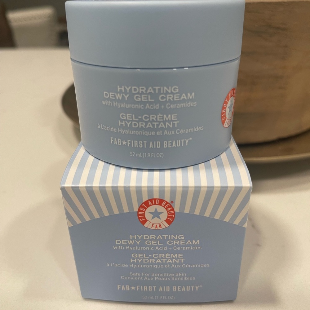 First Aid Beauty Hydrating Gel Cream - Light Blue